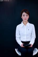 杨紫琼现身《魔法坏女巫首映礼，穿抹胸礼服大秀肌肉线条